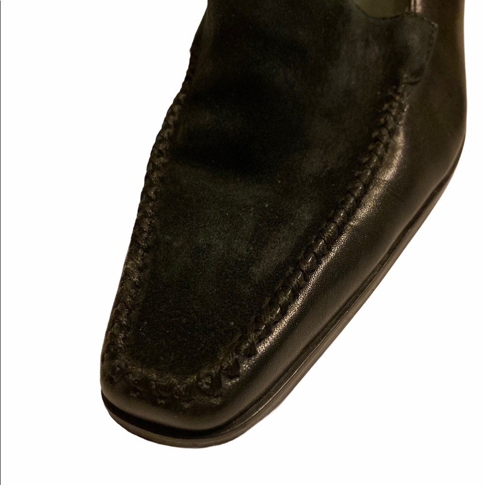 Naturalizer leather upper shoe.